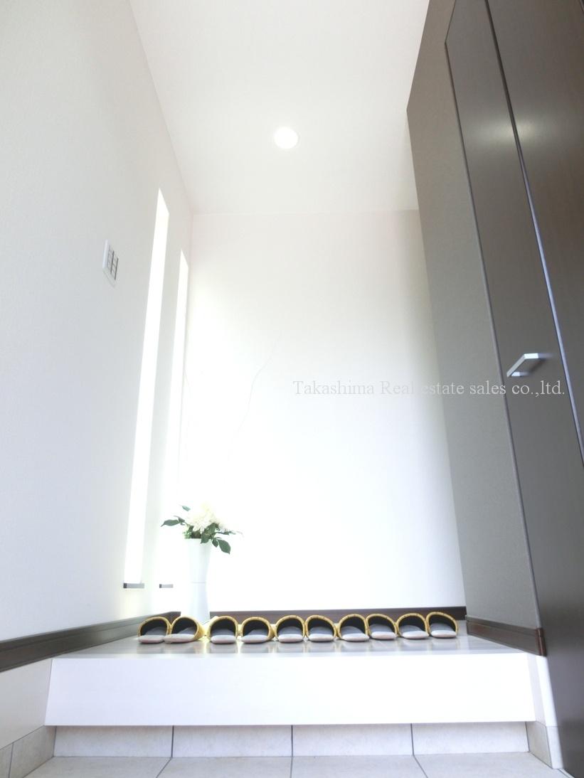 Entrance. Entrance is widely, Shoebox was not provided.