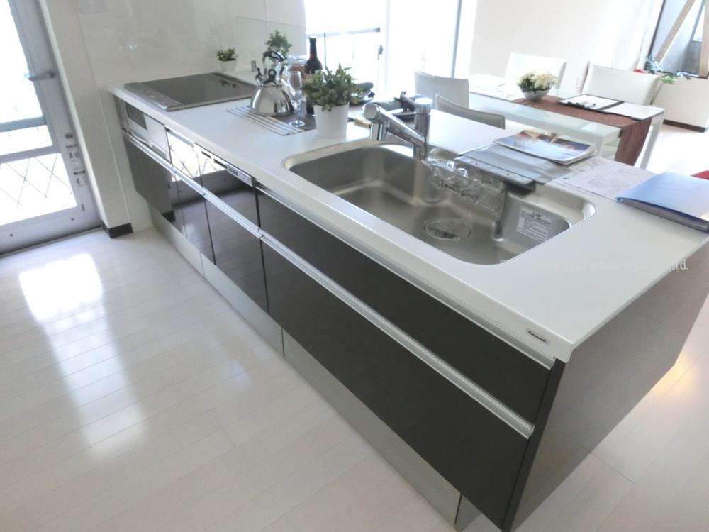 Kitchen. Kitchen island type of face-to-face.