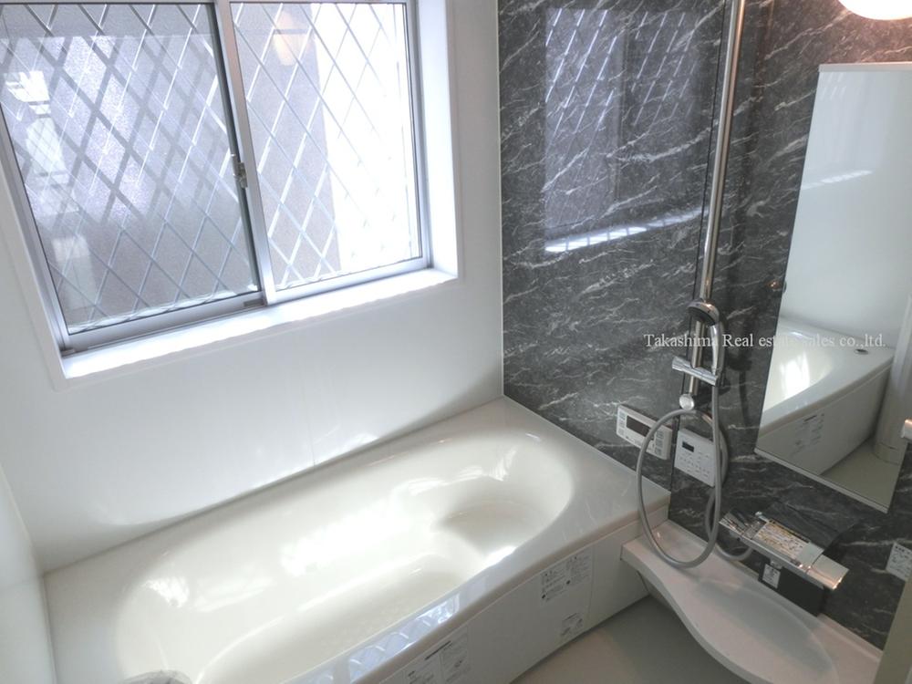 Bathroom. In the bathroom there is a big window. Bathroom is heating dryers and mist Kawakku equipment.