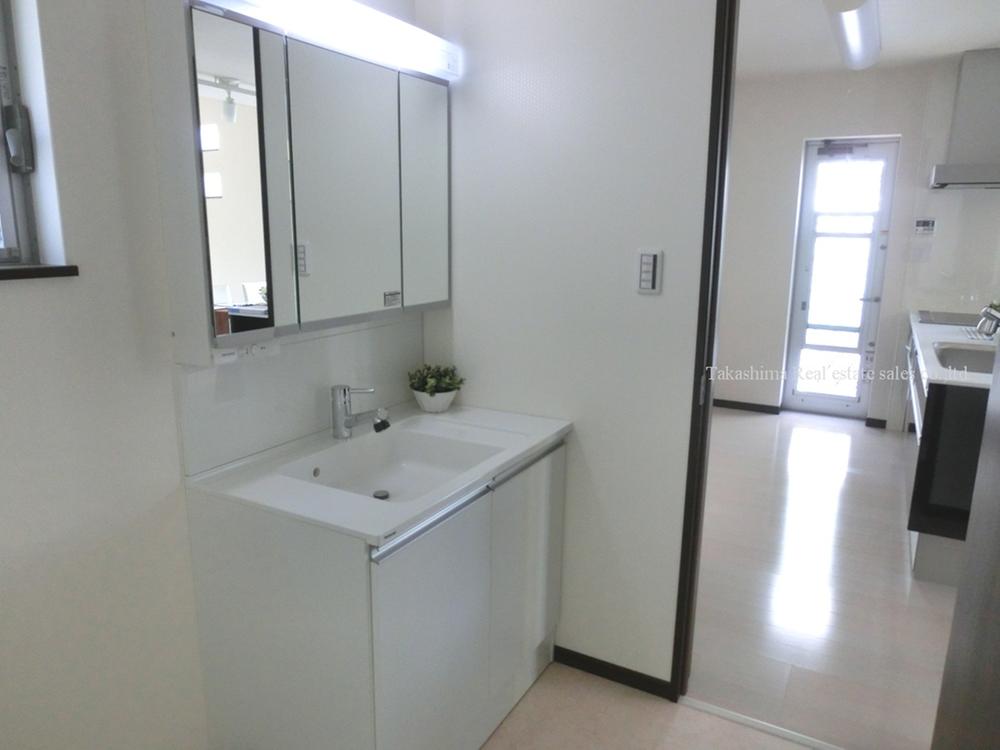 Wash basin, toilet. It stuck to the conductor to put in the lavatory from the kitchen next to.