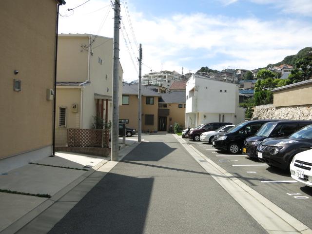 Local photos, including front road. North front road (from the east)