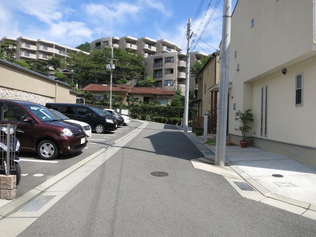 Local photos, including front road. North front road (from the west)