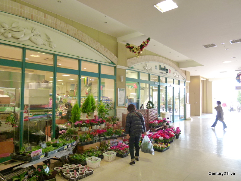 Supermarket. Lucky Nakayama-dera store up to (super) 384m