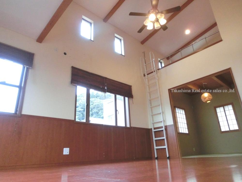 Living. Large space of the living room in the atrium is open enough feeling.