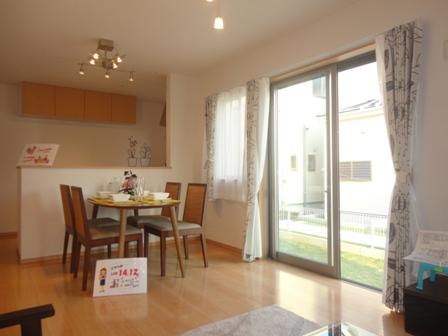 Living. Indoor (September 2013) Shooting (D No. land)