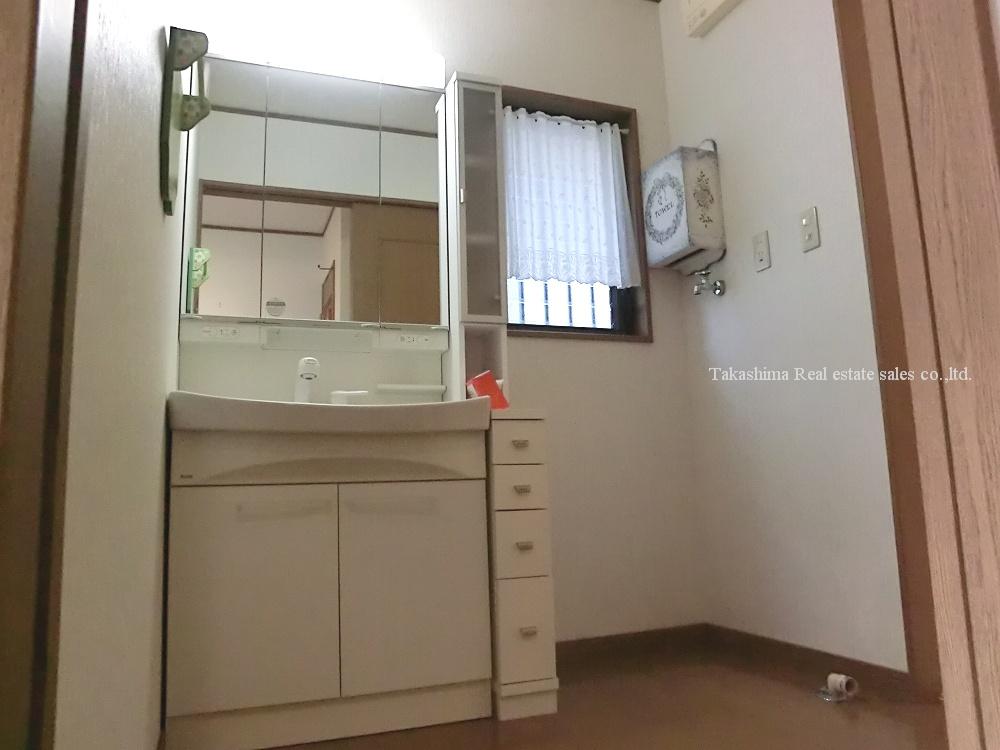 Wash basin, toilet. There is a mini-cabinet in the wash basin next to.