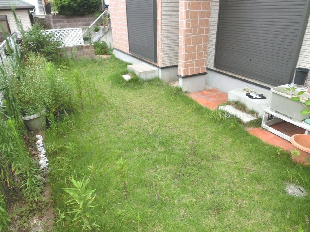 Garden. To the south there is a garden.