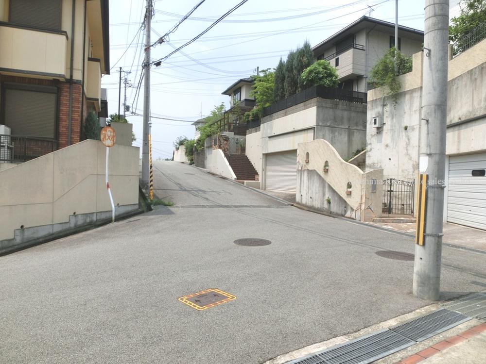 Local photos, including front road. It is a photograph of the local front road.