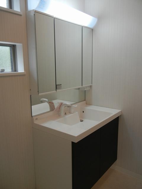 Wash basin, toilet. Indoor (June 2013) Shooting