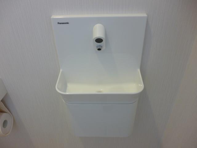 Toilet. Hand-wash of the first floor toilet