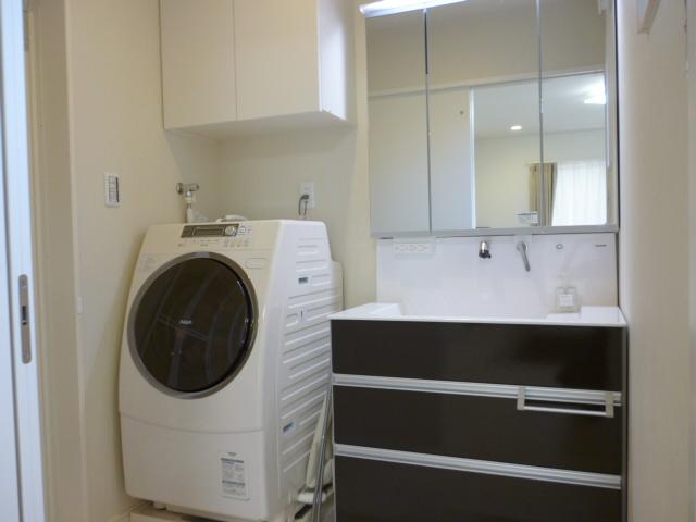 Wash basin, toilet. Wash