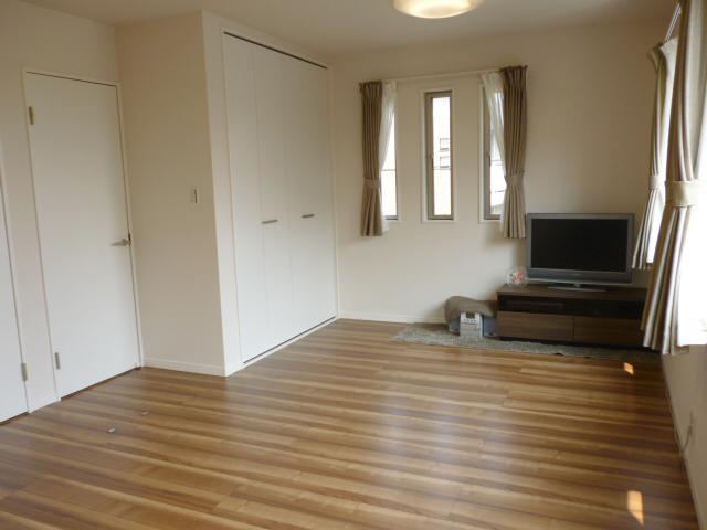 Non-living room. Second floor 12 tatami mats of Western-style. It is also possible to 2 room renovation.