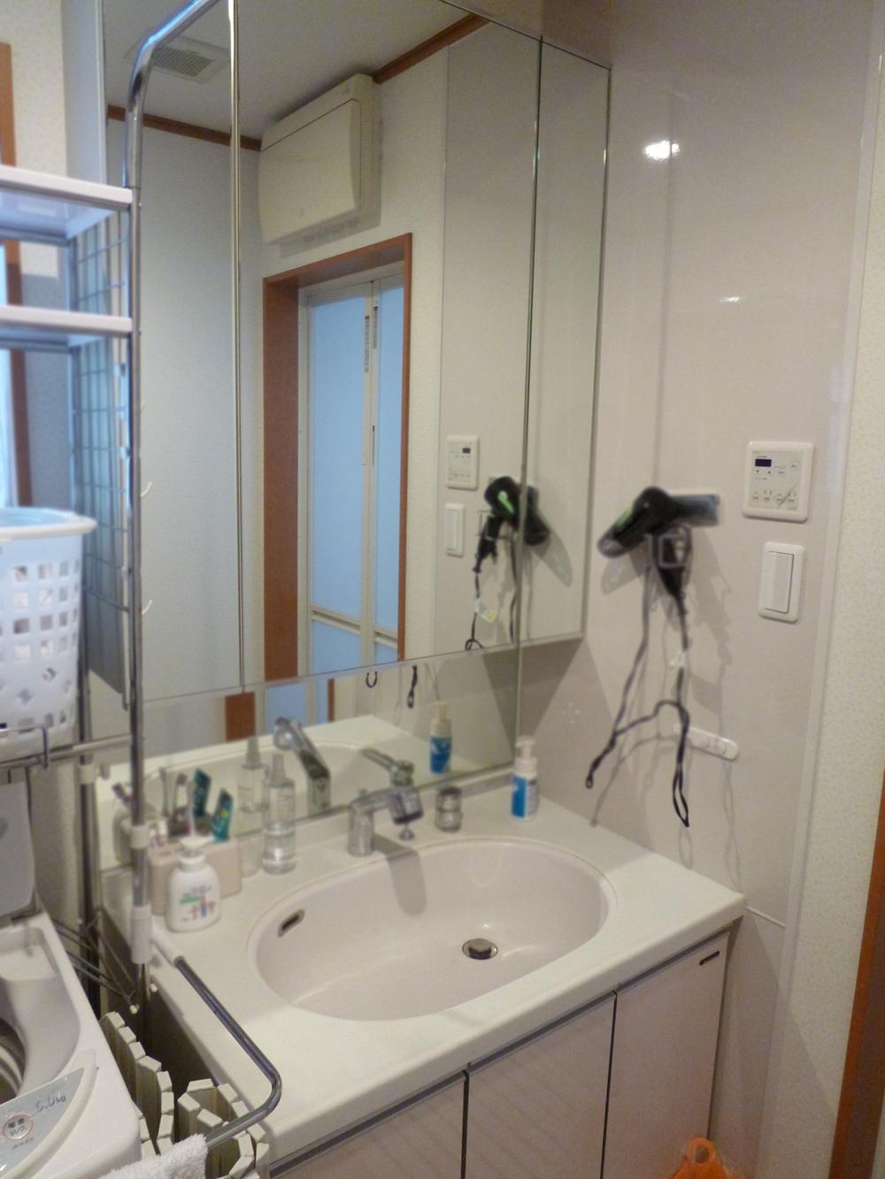 Wash basin, toilet. Indoor (11 May 2013) Shooting