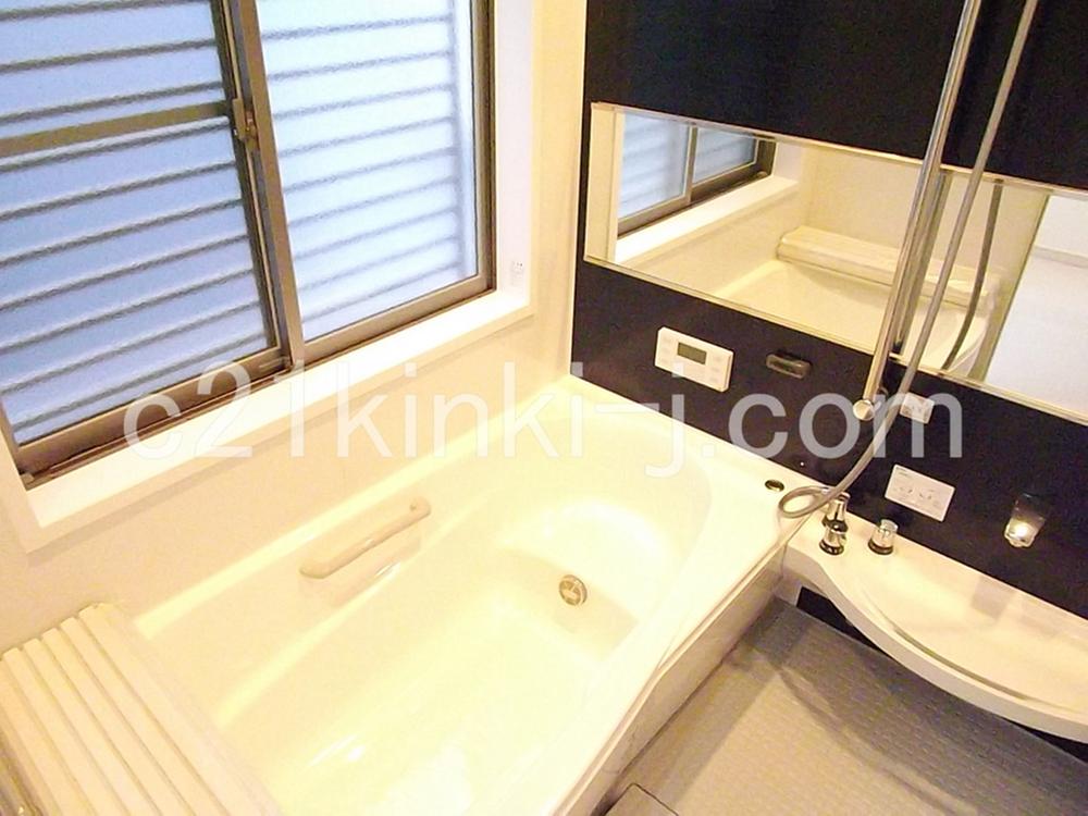 Bathroom. Local photo (bathroom)