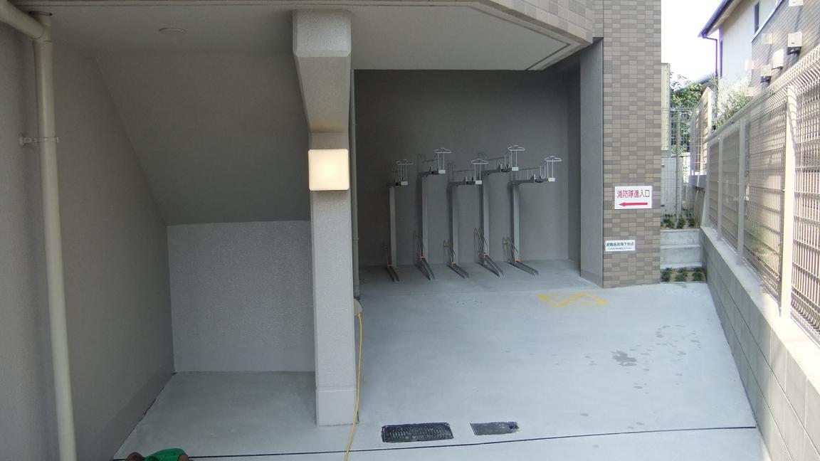 Parking lot. Bicycle-parking space, Bike shelter