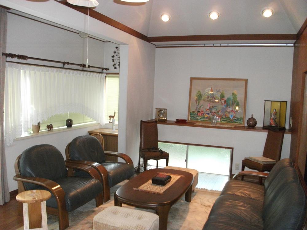 Living. Living ceiling there is a skylight.