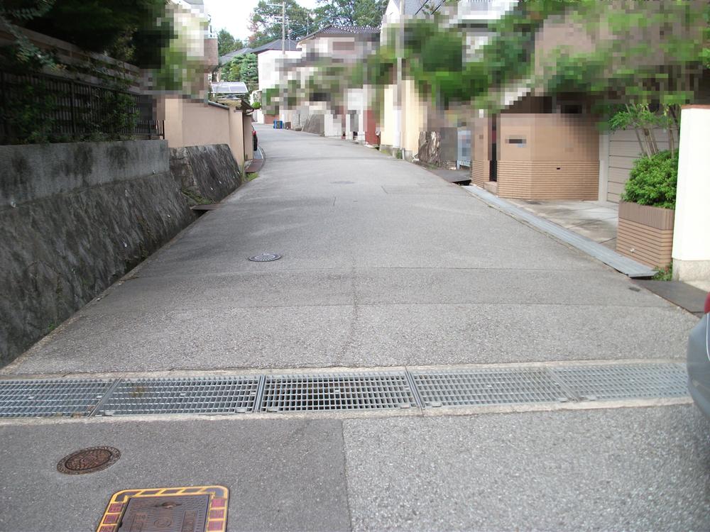 Local photos, including front road. About 6.0m clear of, West road