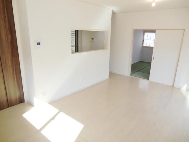 Same specifications photos (living). Same specifications photos (living) All window glazing! 24-hour ventilation system equipped!