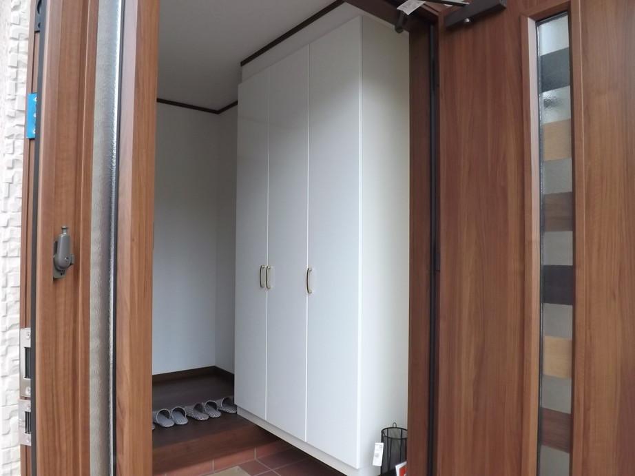 Entrance. Local photos (entrance)