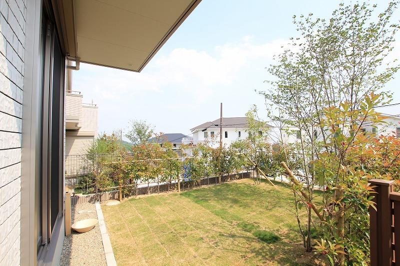 Ya home garden, Garden, such as barbecue is a breadth to enjoy sufficient. Since there is a height from the road, Also do not mind crowded the eyes of.