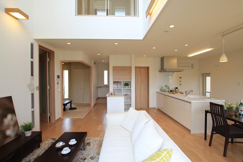 Living. The sofa is placed in the center of the LDK, The whole family is stuck a space development that spend gathered in the center.