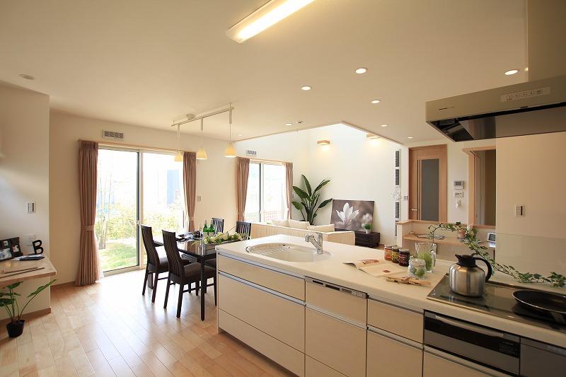 Kitchen. Dining from the kitchen, Placement with a view of the living room. Eliminating the cupboard suspended so as not to impair the sense of openness, You have to take care of the space design.
