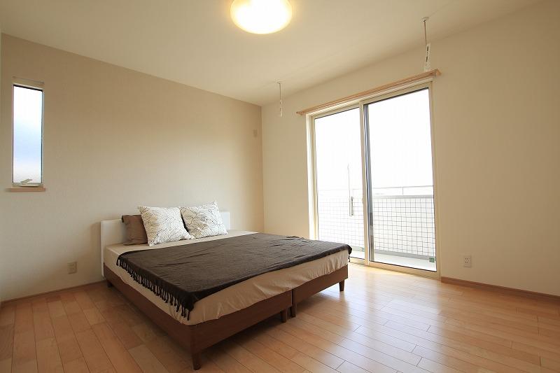 Non-living room. Bedroom. Town and overlooking views of the Takarazuka Upon exiting from the bedroom to the balcony to spread under eyes.