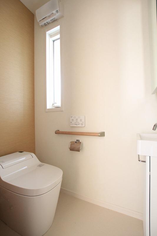 Toilet. Toilet, of course, Panasonic La Uno. With a self-cleaning function, Ease is clean.