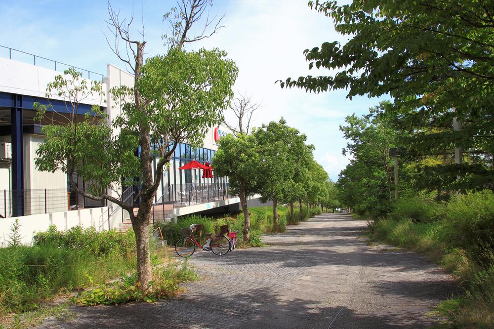 Streets around. Until the community street 750m shopping and parks, primary school ・ Safety through a community street that does not pass through the car to the junior high school.