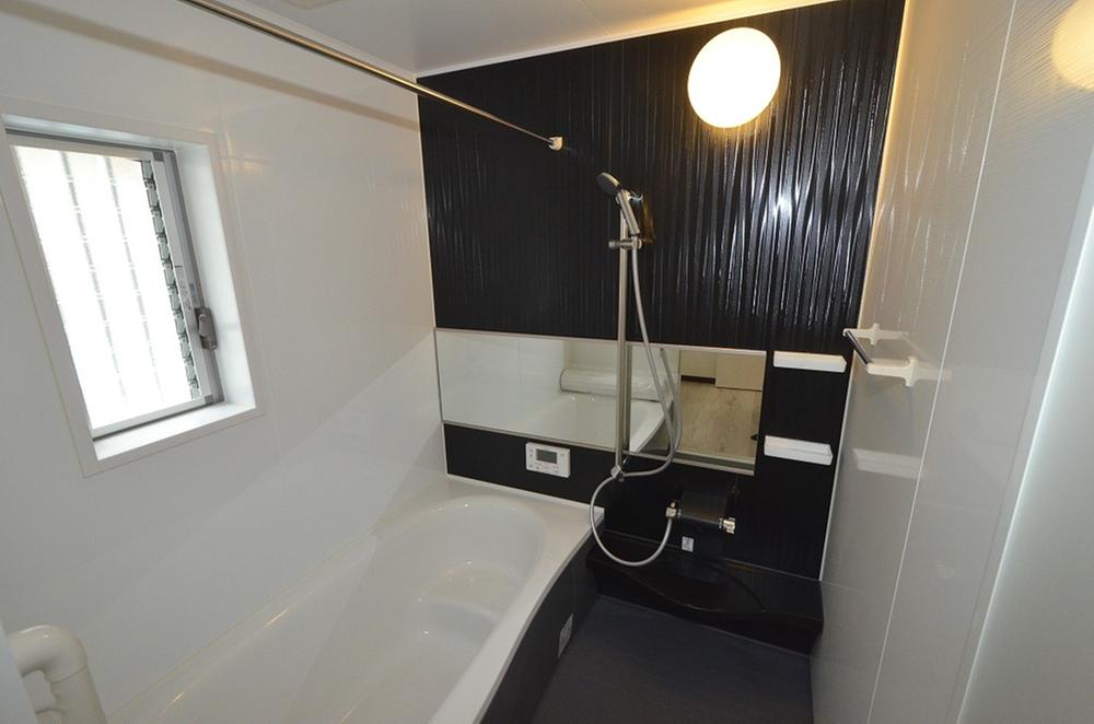 Bathroom. Spacious bathroom of 1 pyeong size. 