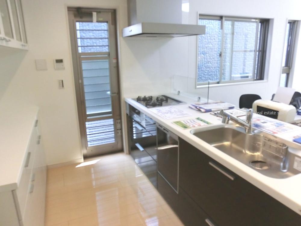 Kitchen. Island type in the face-to-face system bus with dish washing dryer.