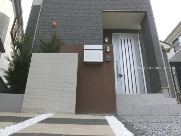 Entrance. Simple and stylish entrance.