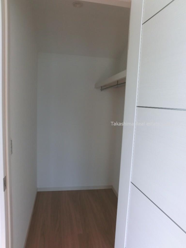 Receipt. There is a large walk-in closet.