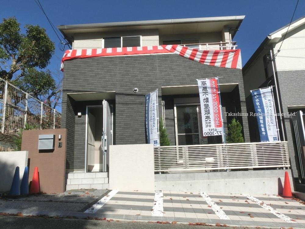 Local appearance photo. Imposing one house, facing the south side road. There are stylish and dignified.