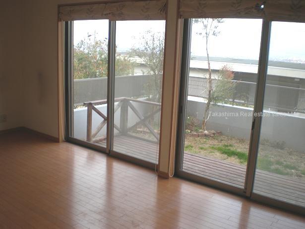 Living. Living south-facing. To the south there is a wood deck + garden.