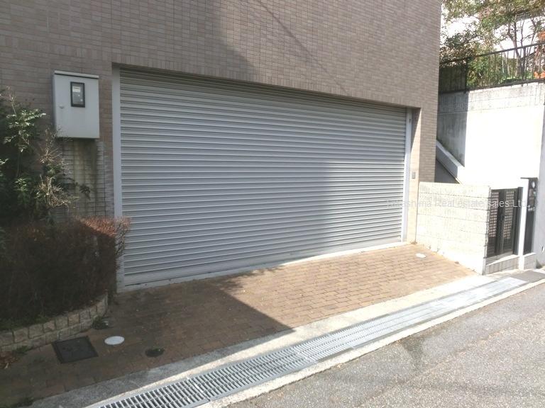 Parking lot. Large parking lot can park in two parallel. There is a compartment in the garage back. Storage is useful.