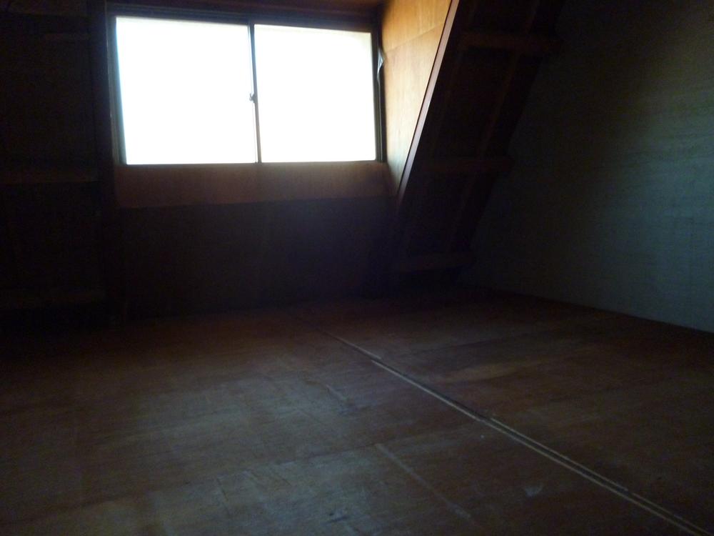 Other. Attic storage Skylight Yes About 9 Pledge
