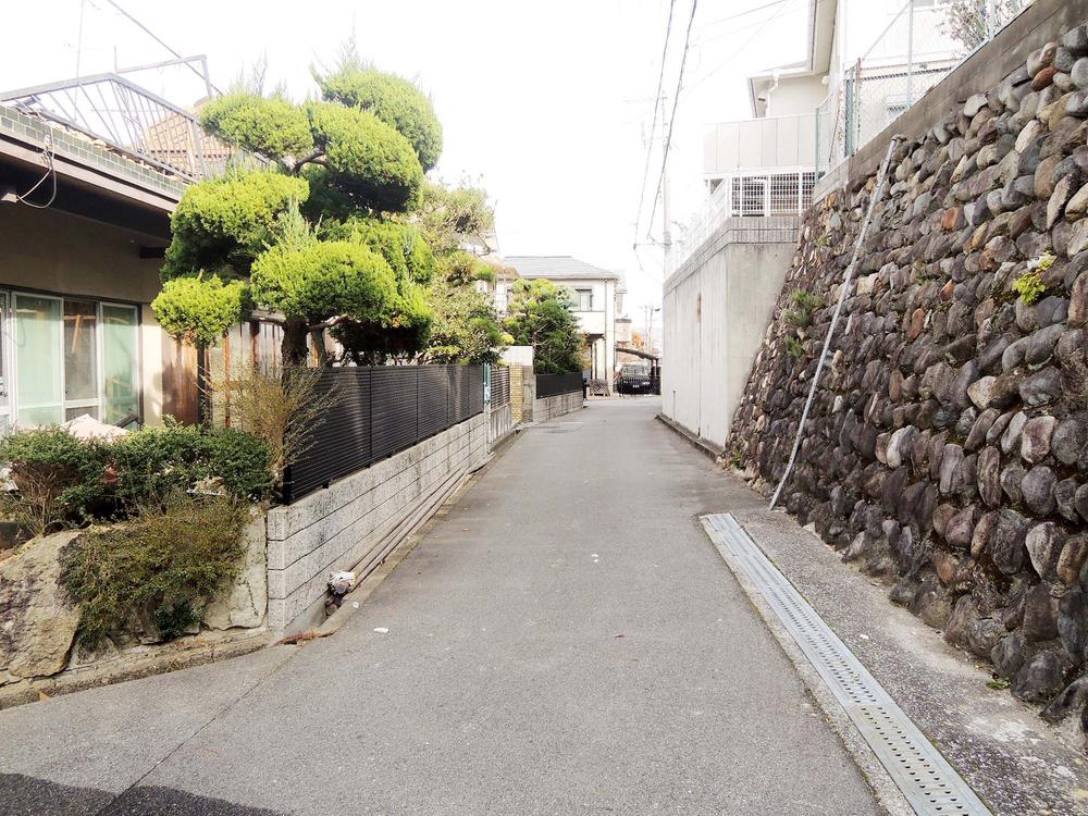 Local photos, including front road. Local shooting