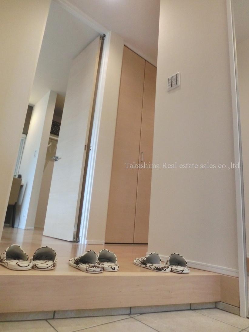 Entrance. Entrance hall is wide open. 