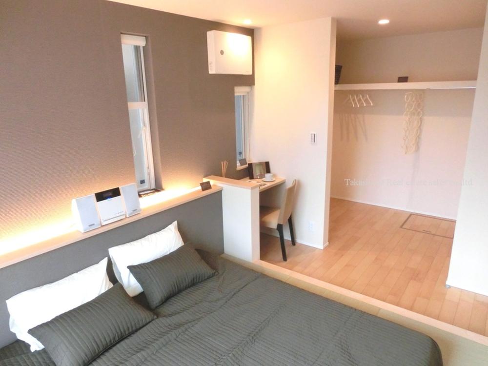 Non-living room. 1 Kainushi bedroom, It has become the first space of the tatami corner + desk counter + walk-in closet. 