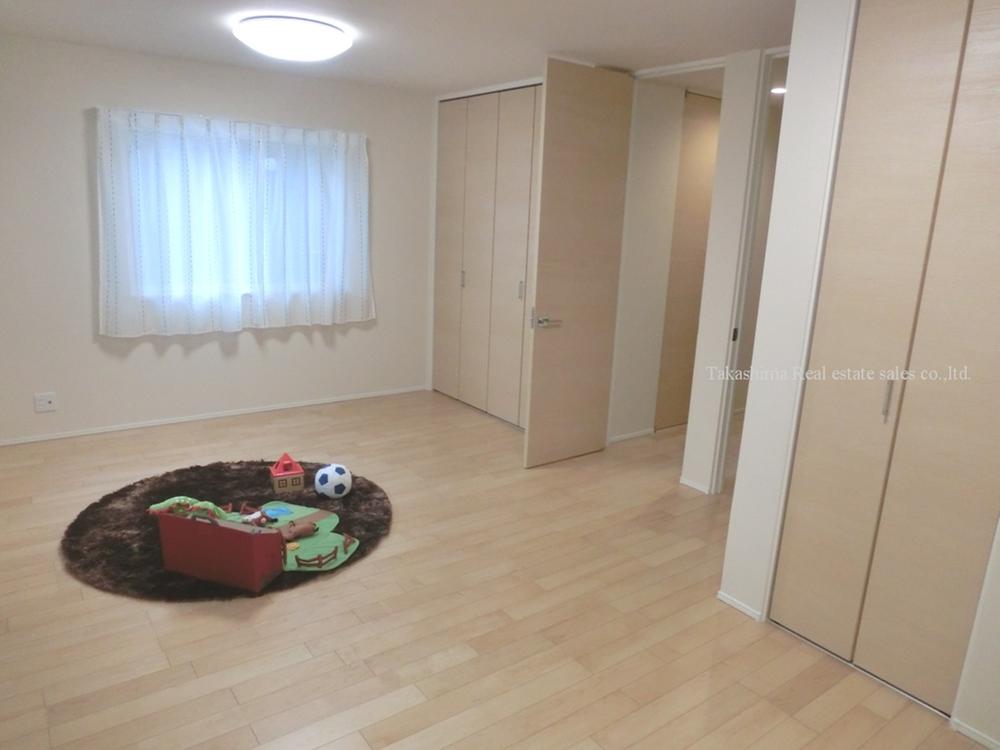 Non-living room. First floor Western-style room is, Is a design that can be in two rooms if bulkhead. Between according to the grow of children. 