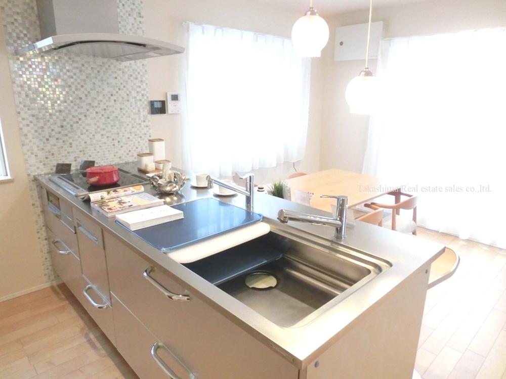 Kitchen. Island type of face-to-face kitchen dish washing dryer, Water filter, It is with cupboard. 