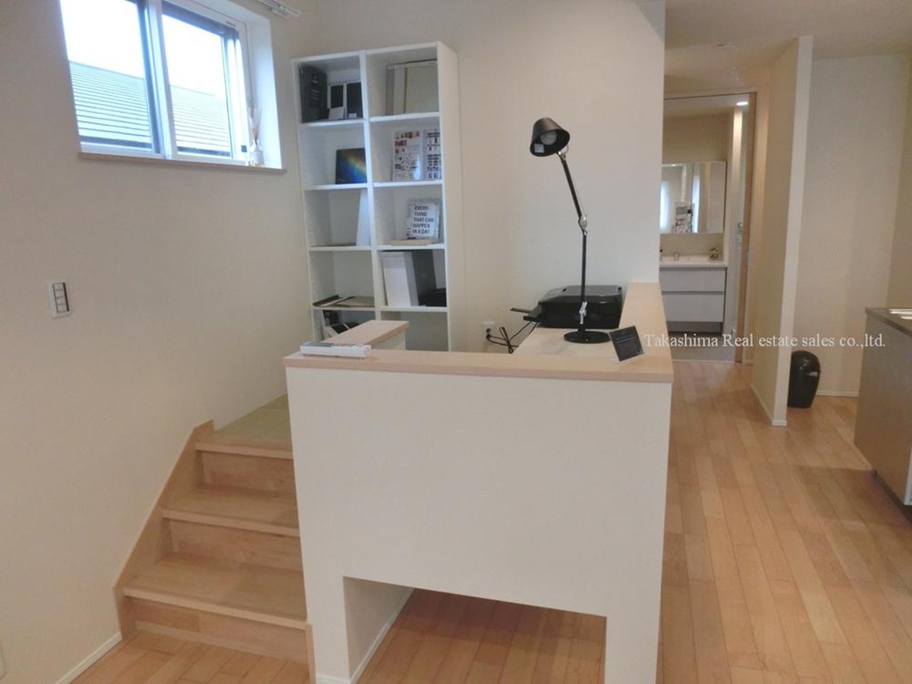 Living. The living there is a multi-purpose counter, job, Also overlooks the living room during the PC work. 