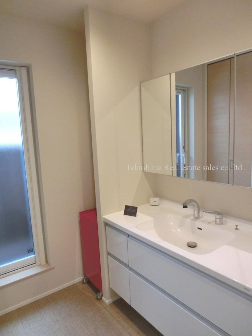 Wash basin, toilet. Large washbasin. Is a wash room. 