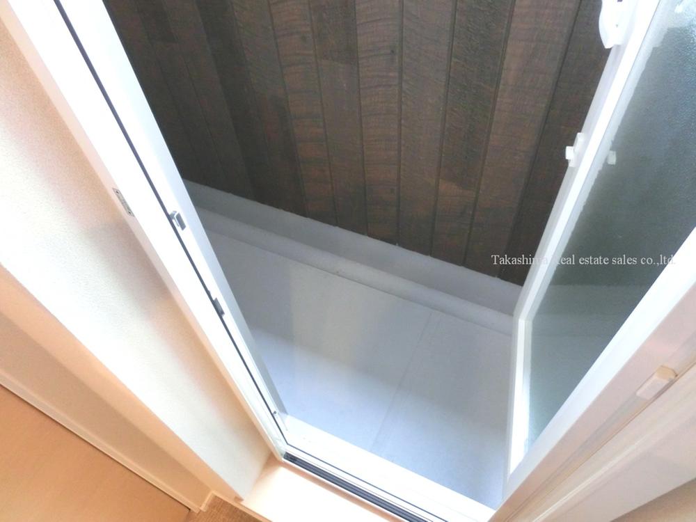 Balcony. There is a small service balcony to wash room. Please use the waste storage at the time of the second floor living room. 