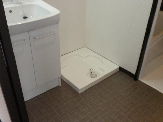 Wash basin, toilet. Local (10 May 2013) Shooting