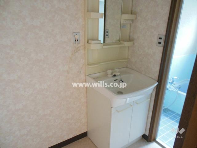 Wash basin, toilet. Room (August 2013) Shooting