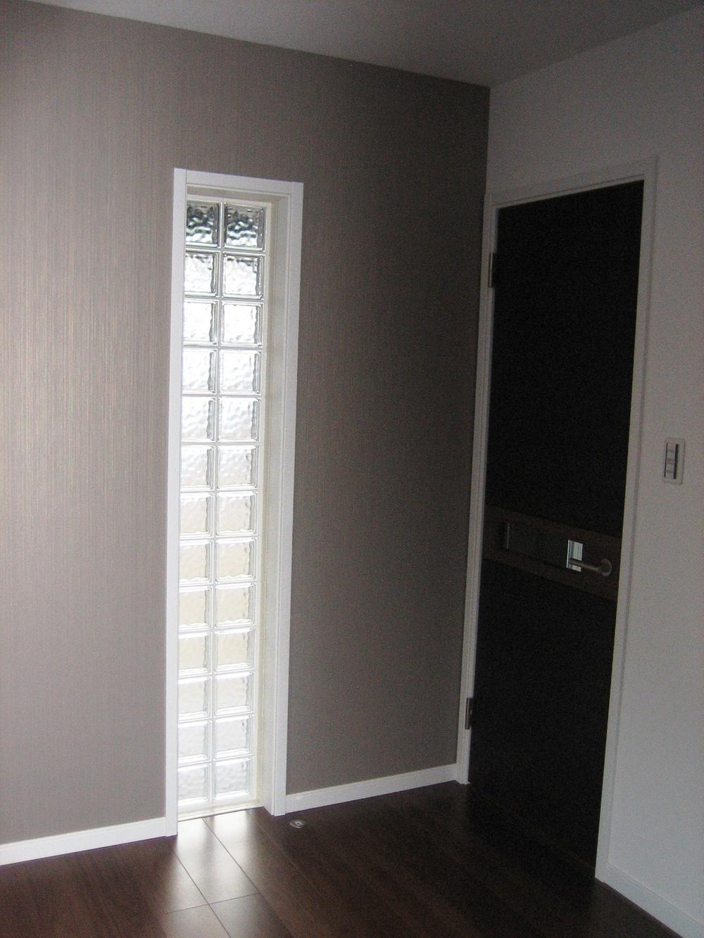 Other introspection. Stylish space that incorporates the light from the outside using a glass block (optional)