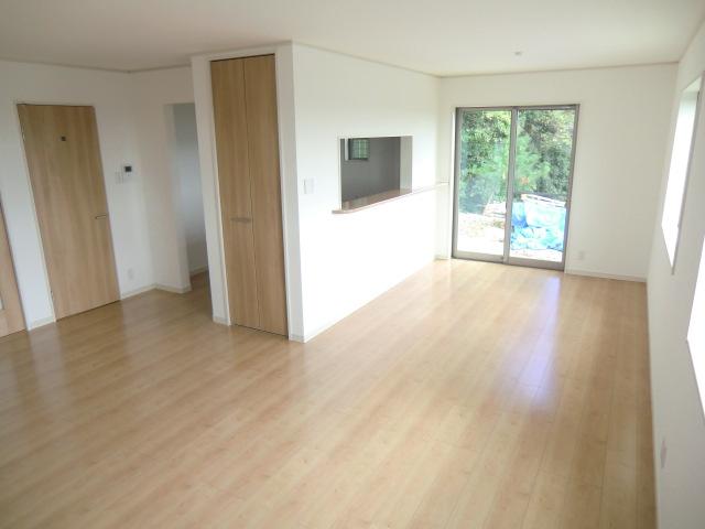 Living. Local photos (living) All window glazing! 24-hour ventilation system equipped!