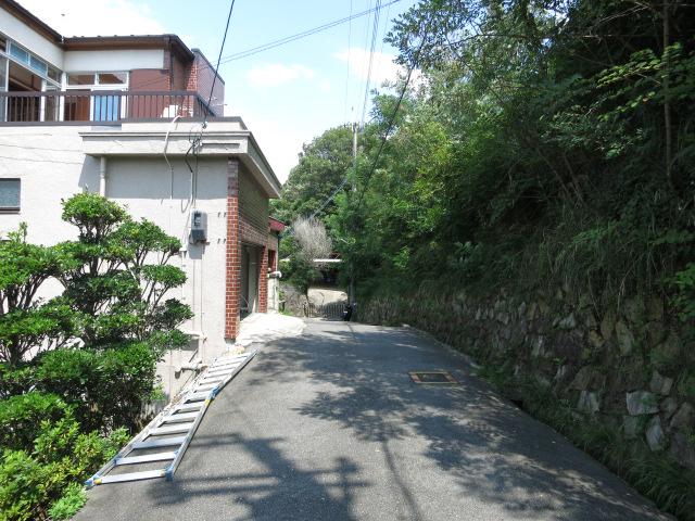 Local photos, including front road. Property of the south front of the road (from the west)